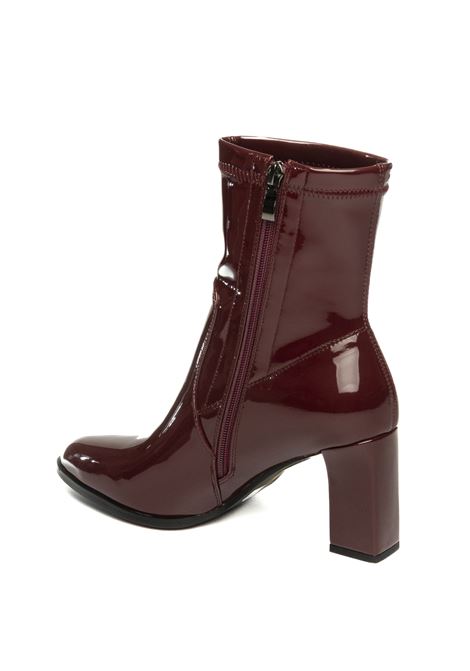 t80 UMA PARKER NEW YORK | 639VERN-BORDEAUX